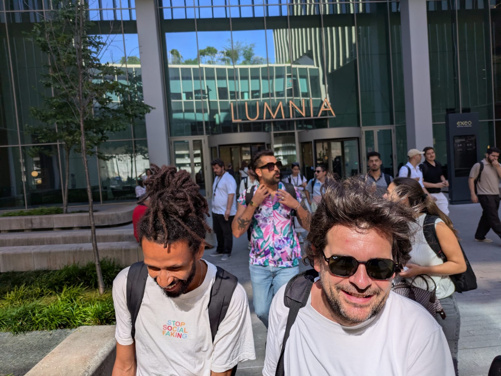 Nico et ses amis devant le bâtiment Lumna